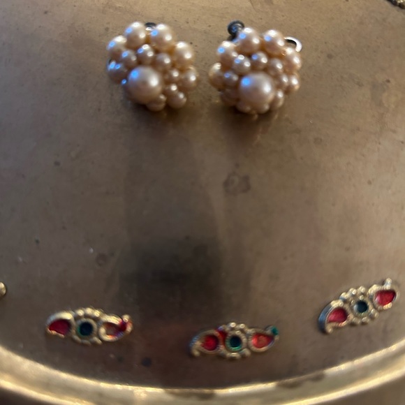 VTG Fake Pearl screw back earrings, very dainty!! - Picture 2 of 6